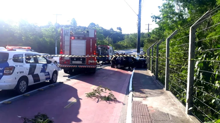 Homem fica gravemente ferido após bater carro em poste na Serra