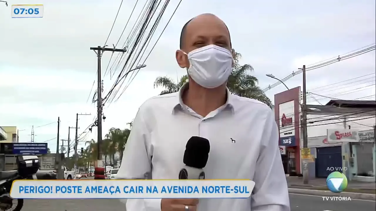 Perigo! Poste ameaça cair na avenida Norte-Sul