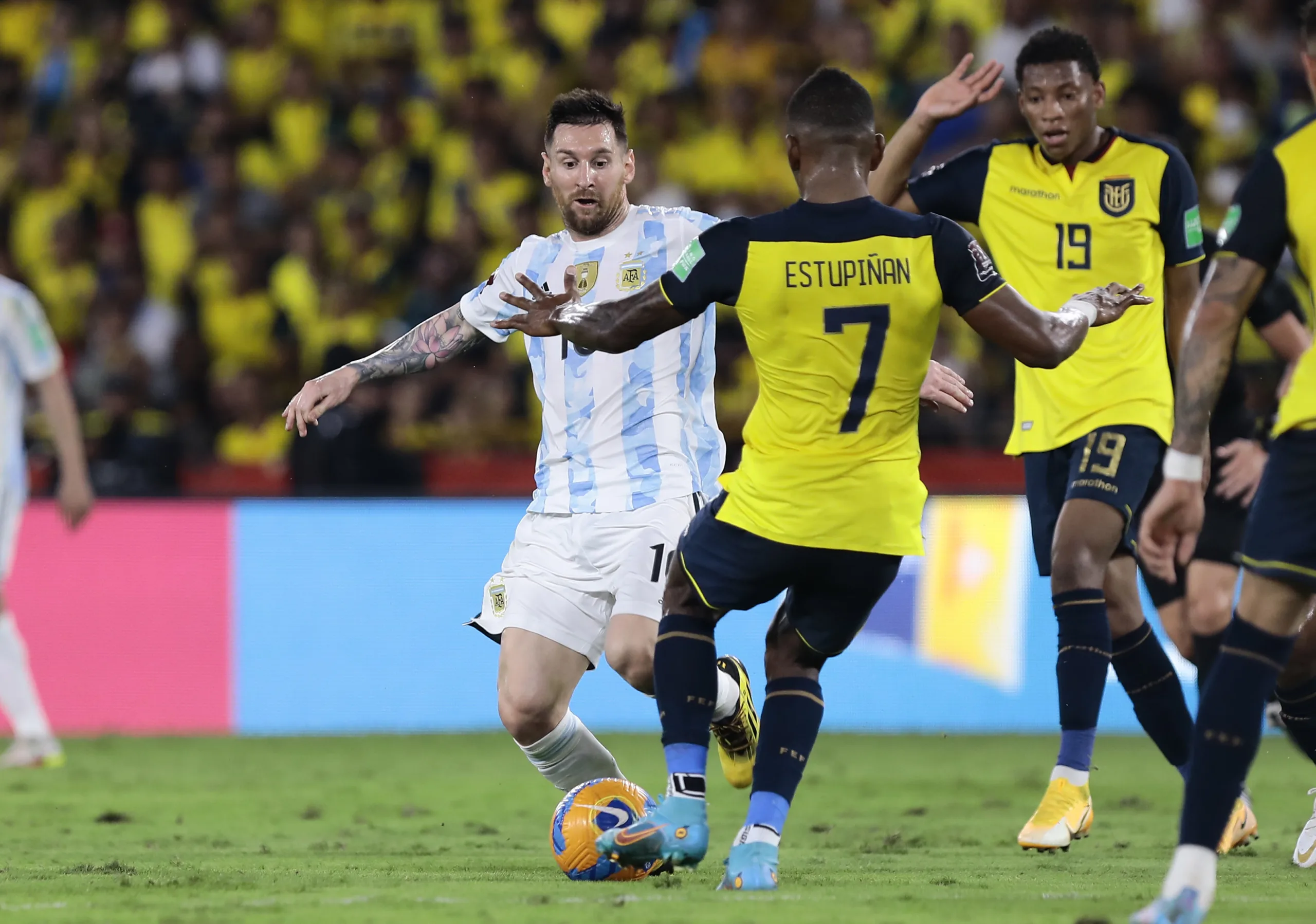 Argentina iguala recorde de 31 jogos sem perder após empate polêmico com Equador