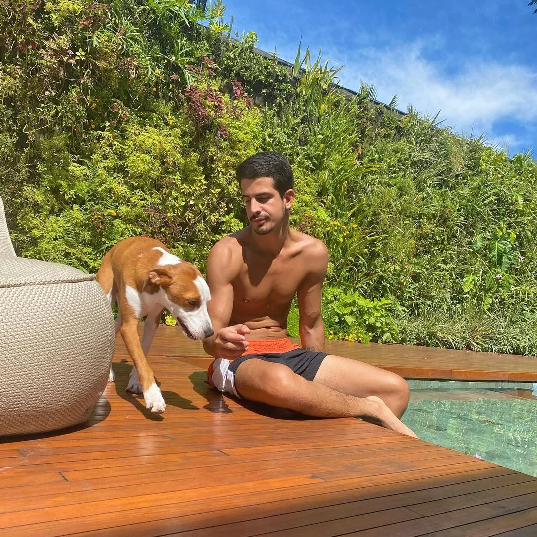 Enzo Celulari posa na piscina com a cadela de Bruna Marquezine e ganha emoji apaixonado da atriz