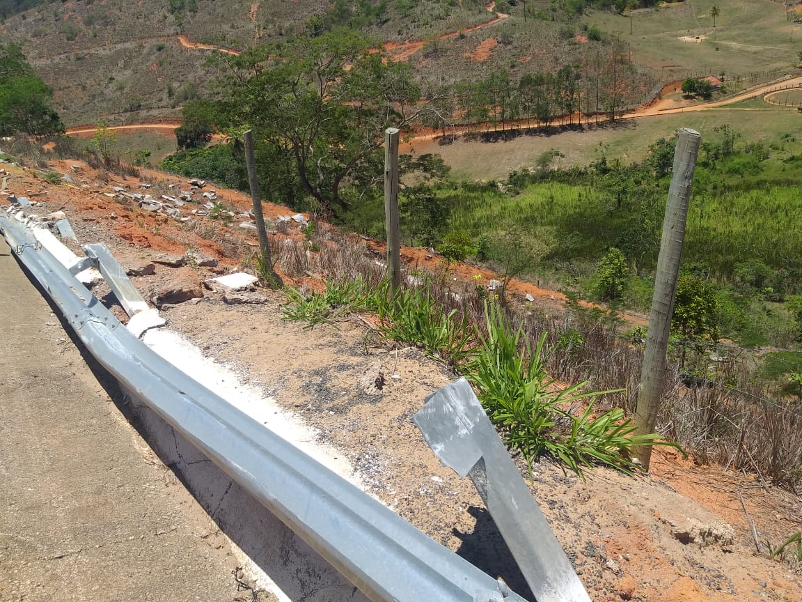 Motociclista perde controle de veículo e cai 40 metros abaixo de um barranco