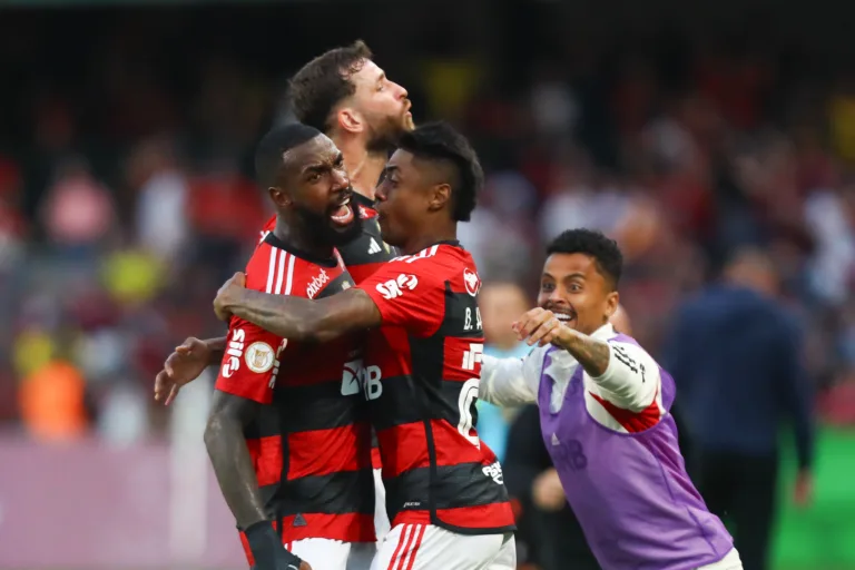 Com golaço de Gerson nos acréscimos, Fla vence Coritiba por 3 a 2