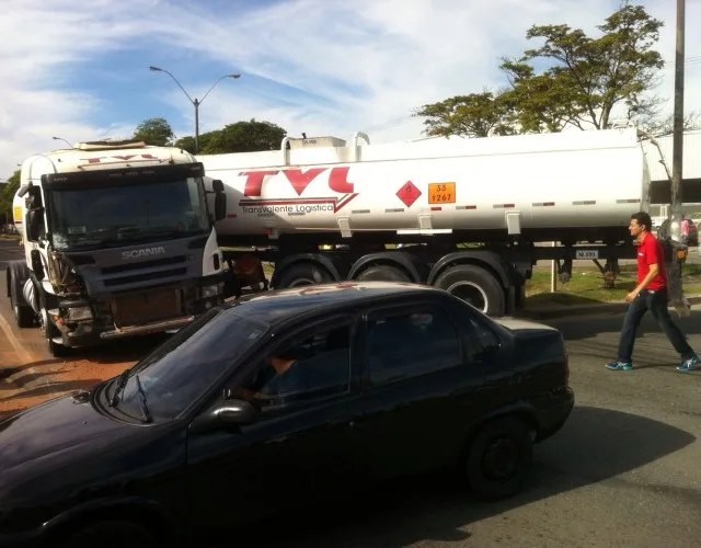 Motorista fica ferido após acidente com carreta carregada de combustível em Linhares