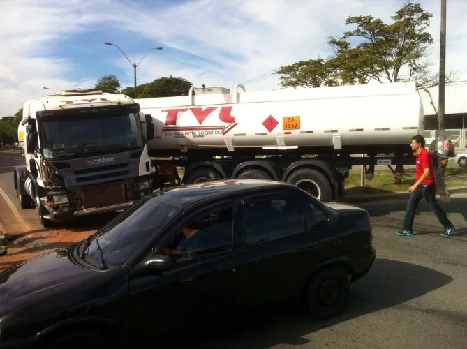 Motorista fica ferido após acidente com carreta carregada de combustível em Linhares