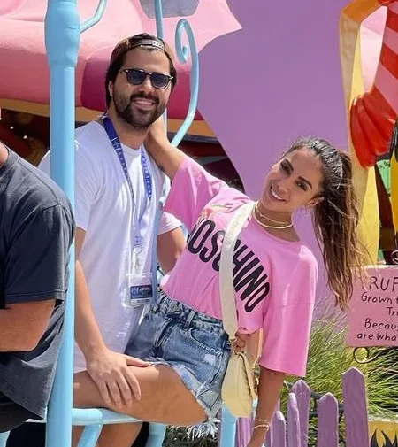 Após assumir namoro, Anitta aparece agarradinha com Michael Chetrit durante passeio com amigos