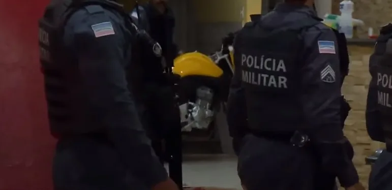 Homem foge da PM, é baleado e morre dentro de lanchonete em Cariacica