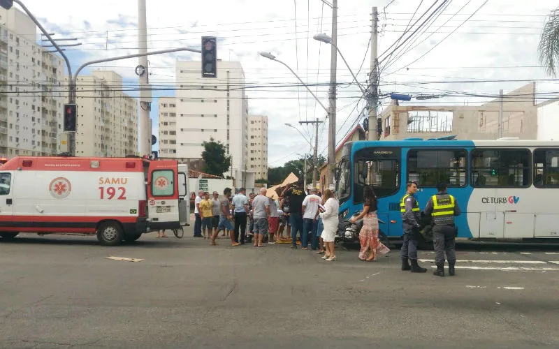 Motociclista fica ferido após bater em ônibus na Avenida Norte-Sul na Serra