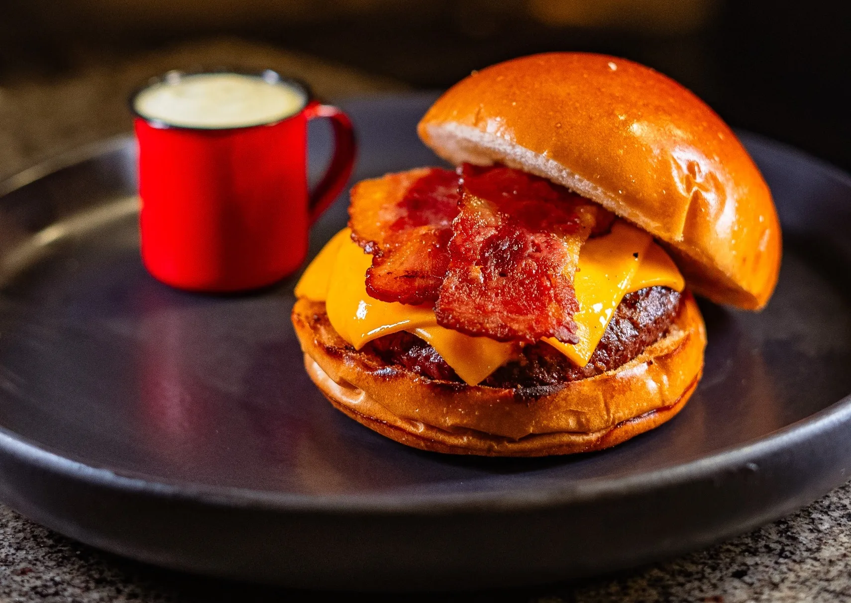 Novo point gastronômico em Vitória tem de burgers a pizzas artesanais