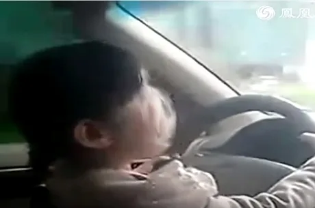 Pais filmam criança dirigindo carro em alta velocidade por rodovia na China. Assista!