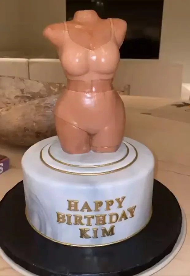 Kim Kardashian ganha bolo de aniversário inusitado