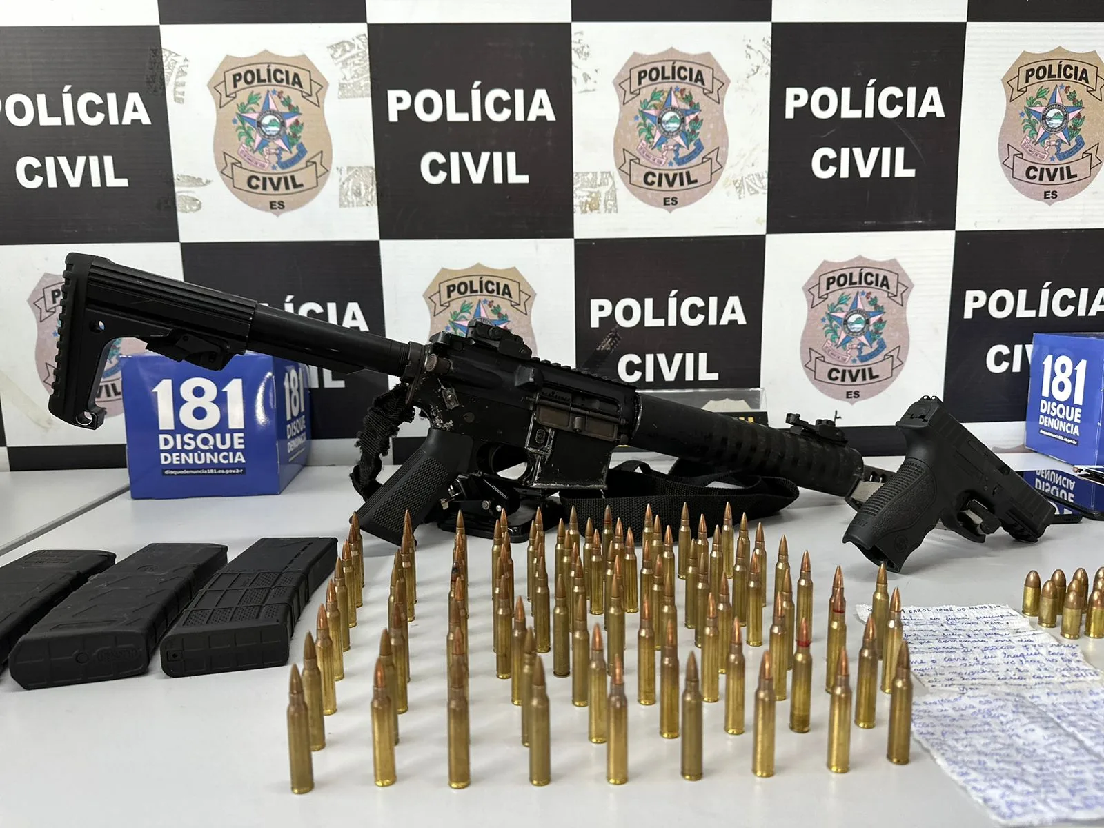 Polícia flagra fuzil dentro de sofá-cama e prende traficante em Vila Velha