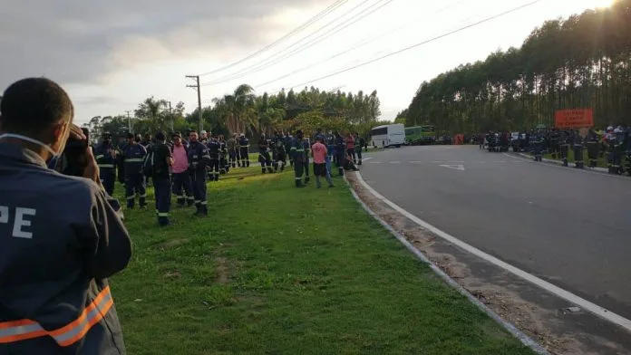 Empregados da Jurong em greve impedem entrada de funcionários terceirizados em estaleiro no ES