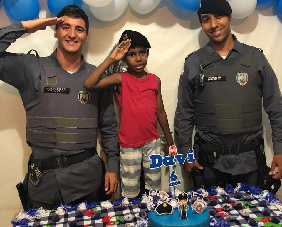 Com festa temática, criança recebe visita da Polícia Militar em Mimoso do Sul