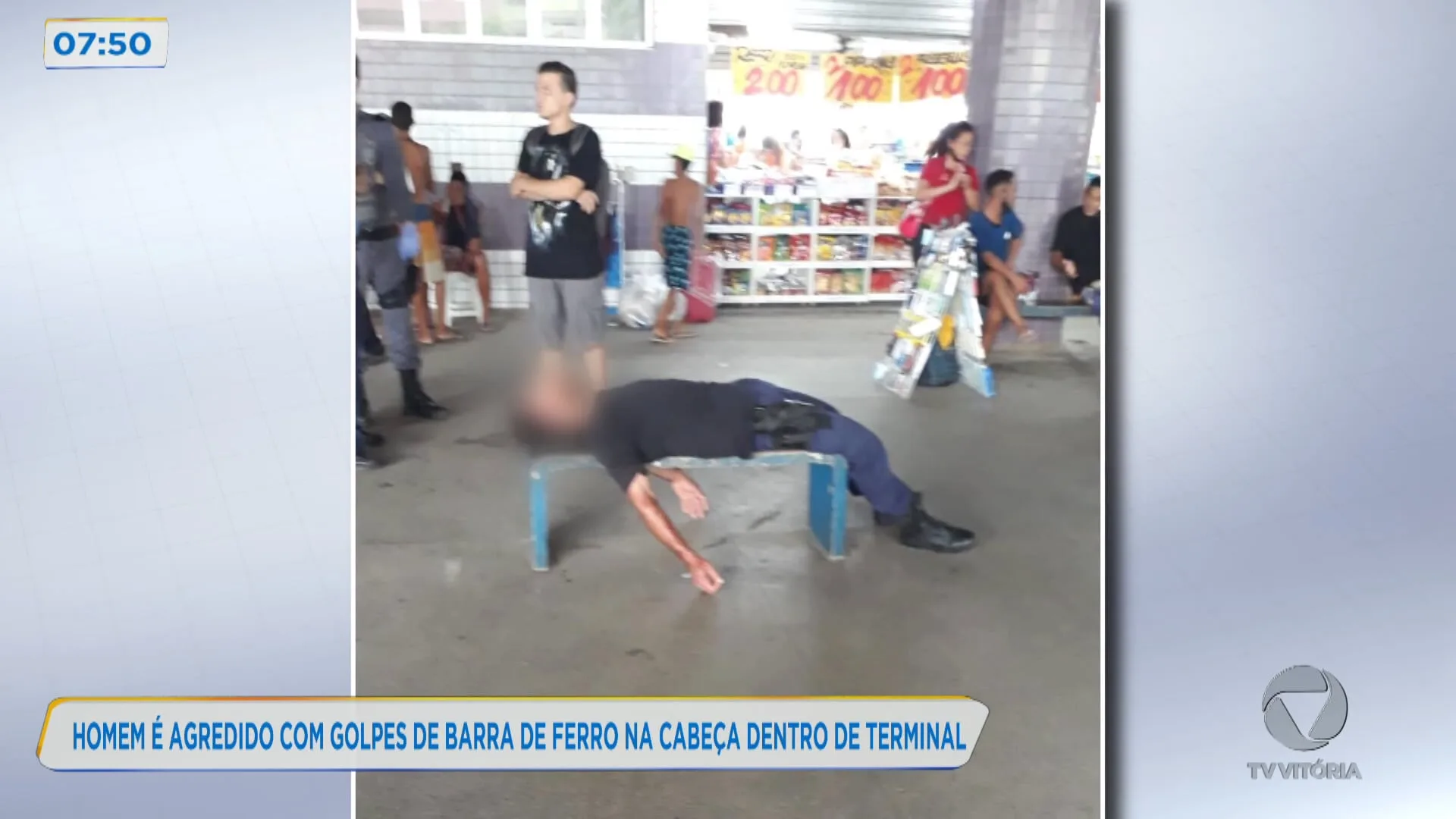 Homem é agredido com golpes de barra de ferro na cabeça dentro do terminal