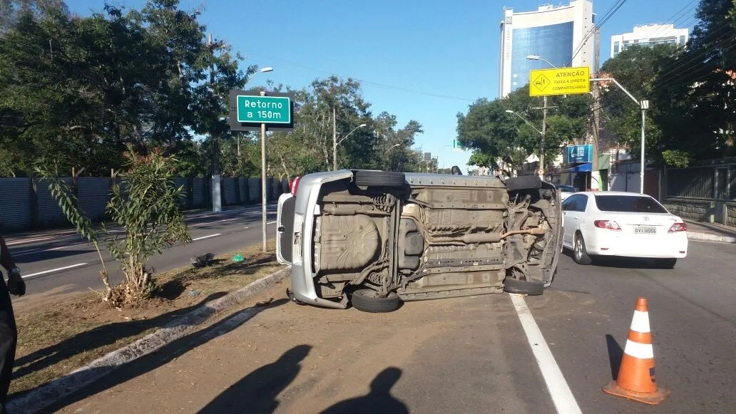 Motorista bate em três carros e capota com veículo em avenida de Vitória