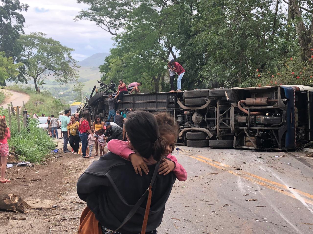 Duas pessoas morrem e dezenas ficam feridas após ônibus tombar em Cachoeiro de Itapemirim