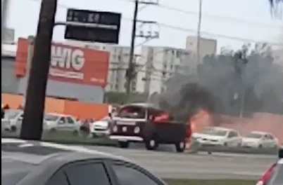 VÍDEO | Kombi pega fogo na BR 101 na Serra