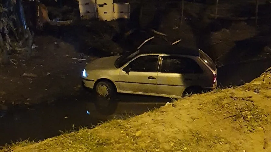 VÍDEO | Motorista é alvo de disparos e cai com carro em valão em Terra Vermelha