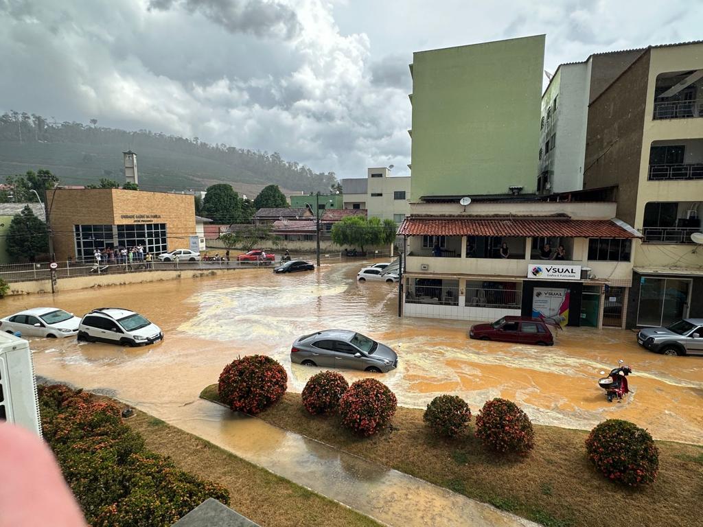 Chuva forte causa alagamentos e estragos em Marilândia