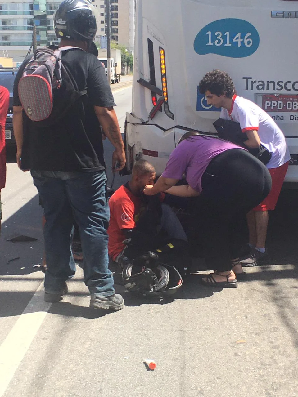 Motociclista fica ferido após bater em ônibus do Transcol na Rodovia do Sol