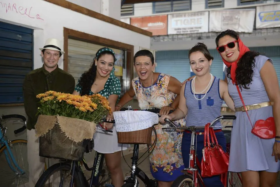 Passeio de bike à moda antiga é atração do Festival de Cinema em Muqui