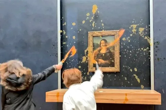 Ativistas ambientais jogam sopa no quadro "Mona Lisa", no Louvre