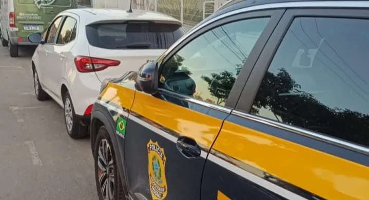 Mulher é flagrada com carro roubado em Cariacica e diz que pagou R$ 25 mil por veículo