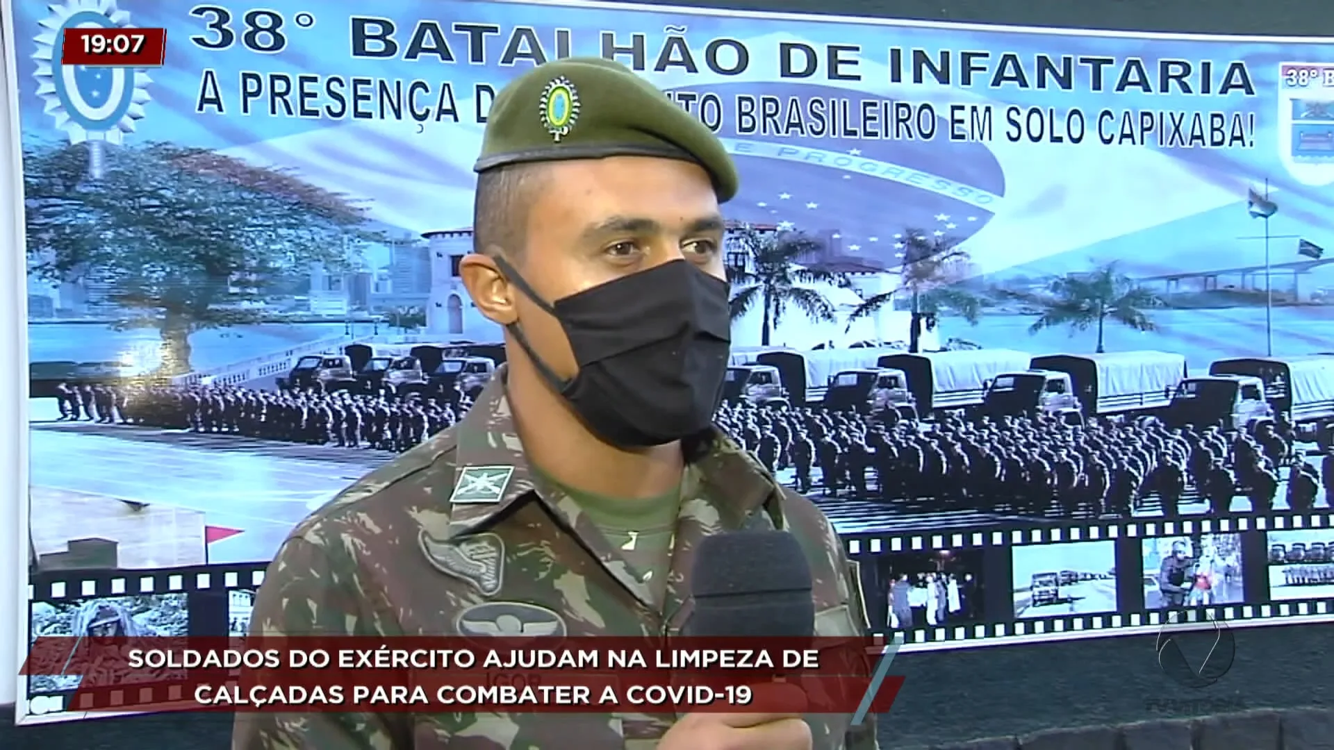 Soldados do exército ajudam na limpeza de calçadas para combater a COVID-19