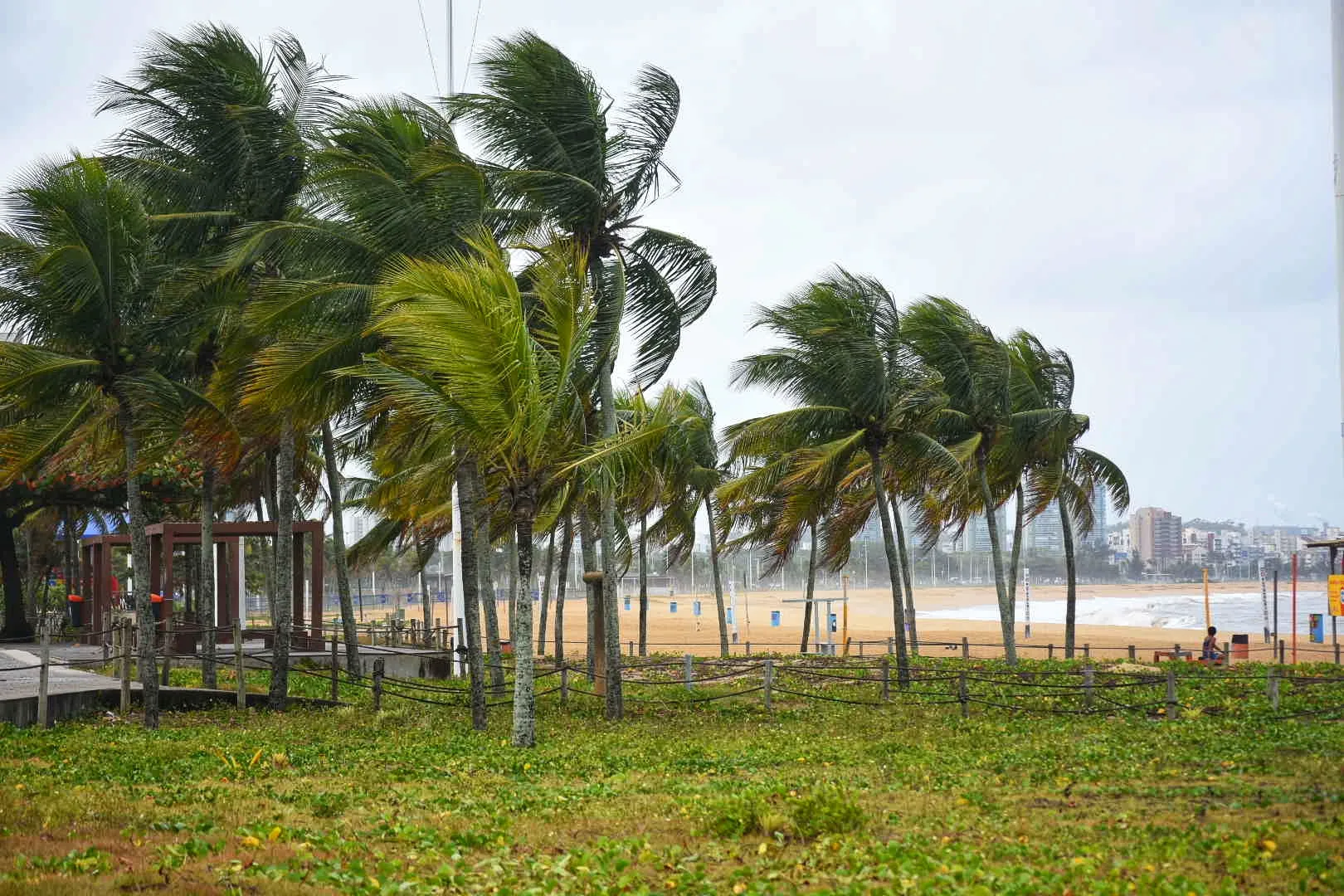 ES tem alerta de chuva e ventos costeiros; veja a lista de cidades