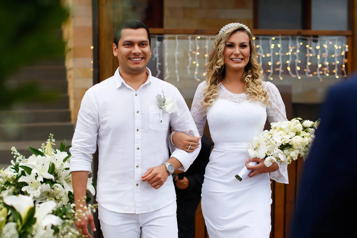 Vestida de noiva Andressa Urach se casa em linda cerimônia ao ar livre