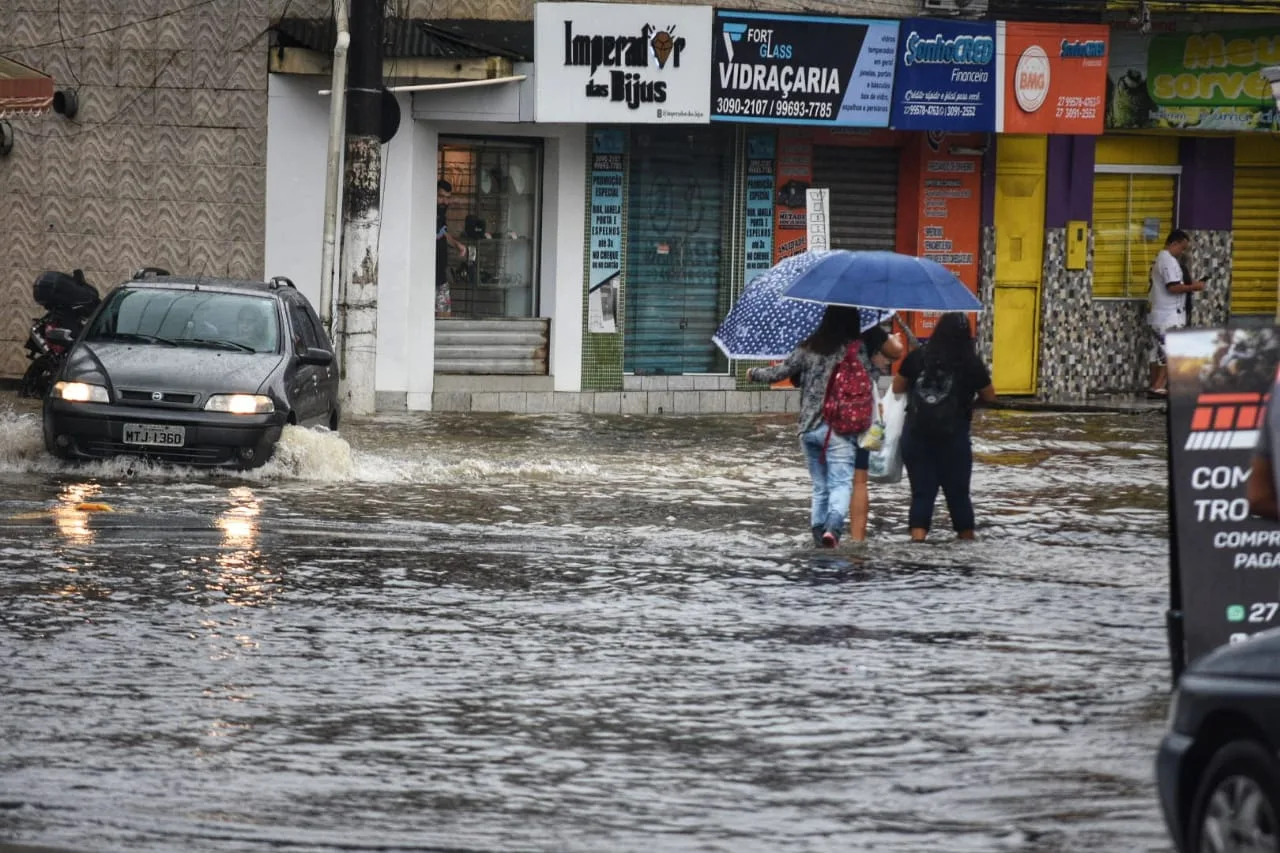 Vídeos e fotos retratam drama e transtornos causados pela chuva