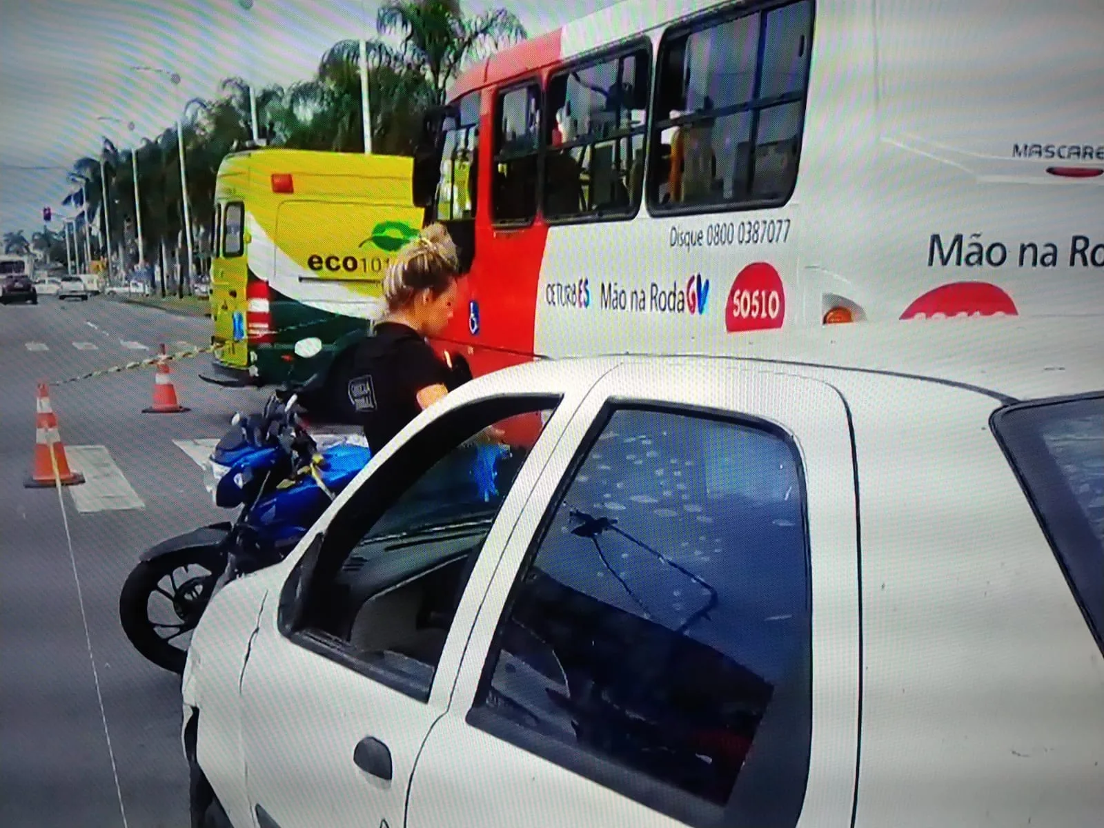 Motociclista morre em acidente envolvendo micro-ônibus na BR-101, na Serra