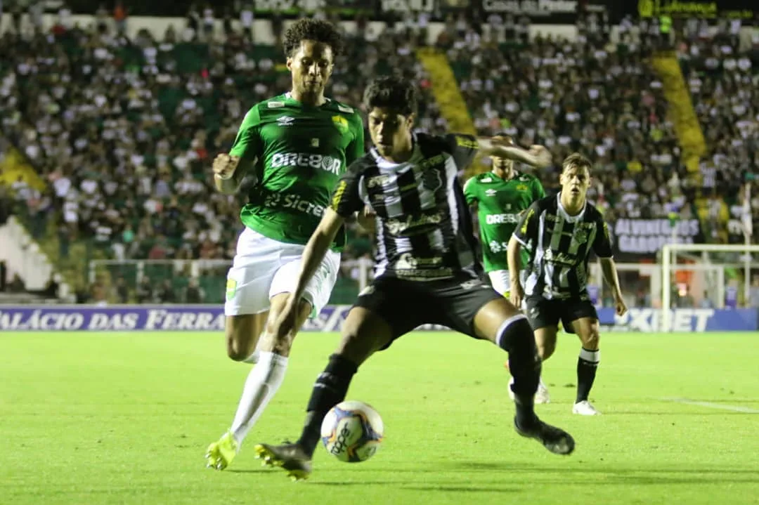 Em jogo eletrizante, Cuiabá empata com Paraná e mantém Chapecoense na liderança