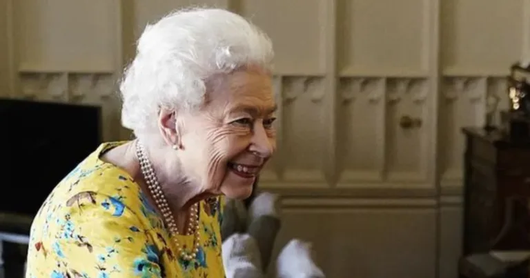 Rainha Elizabeth II surge de look novo e exibe penteado sem cachos