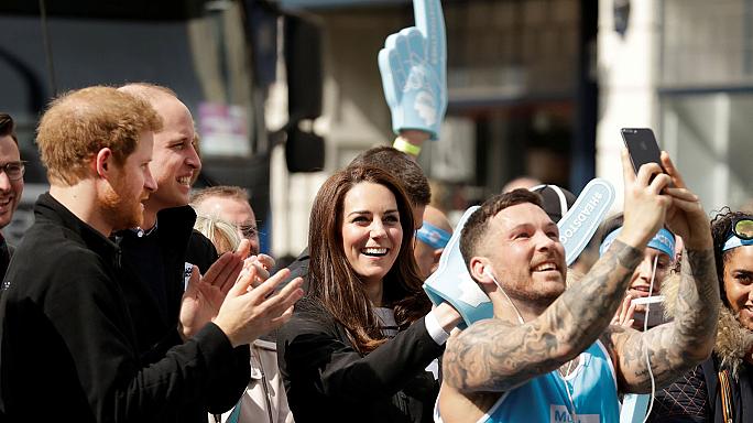 Kate Middleton e príncipes Harry e William roubam a cena na Maratona de Londres!