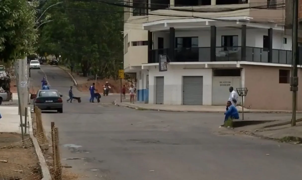 Homem morre e adolescente fica ferido durante confronto com polícia