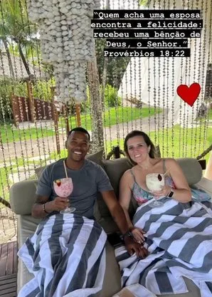 Robinho posta foto com esposa e se declara nas redes sociais após áudios vazados