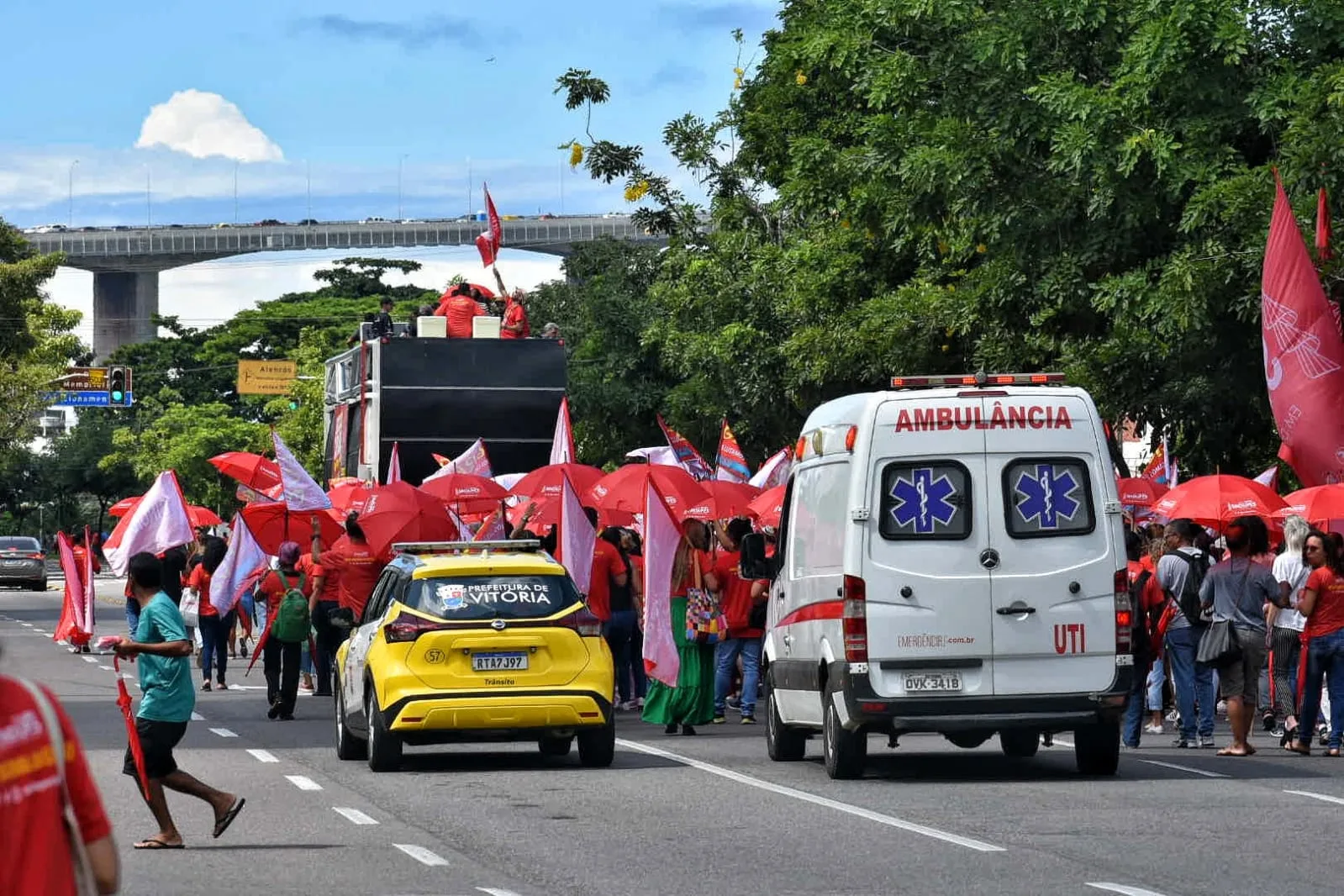 VÍDEO | Protesto de professores deixa trânsito lento em Vitória