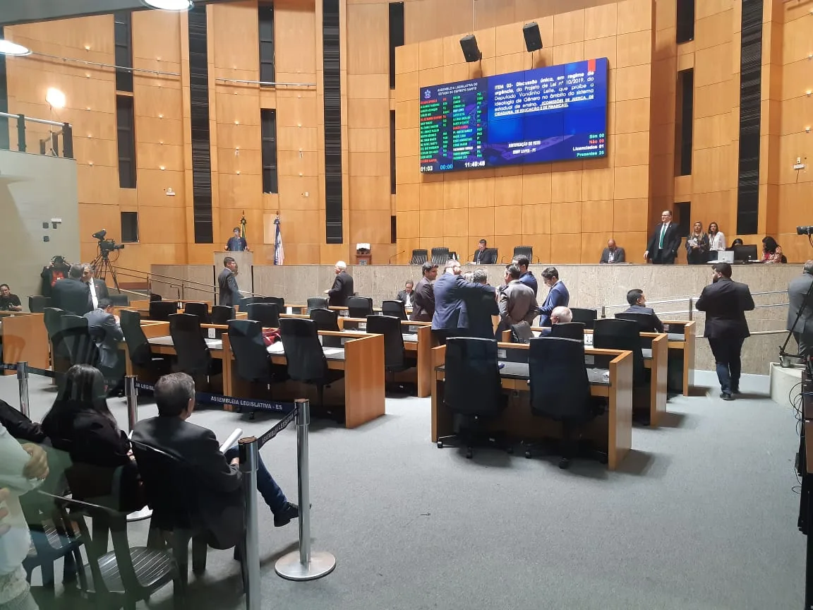 Projeto que proíbe 'ideologia de gênero' nas escolas divide deputados e é arquivado na Assembleia