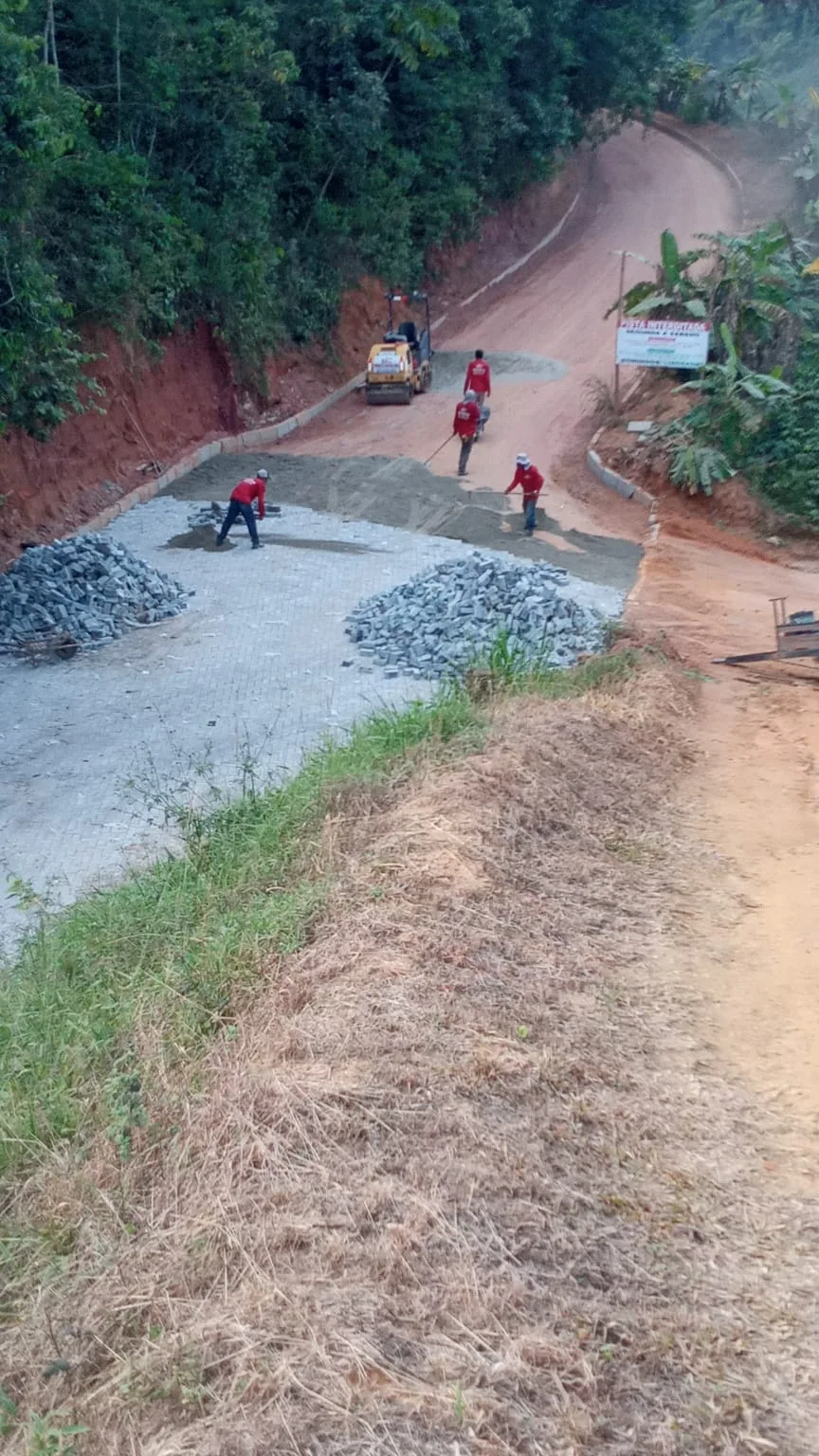 Estrada de Ponto Alto a Tijuco Preto tem obras de pavimentação