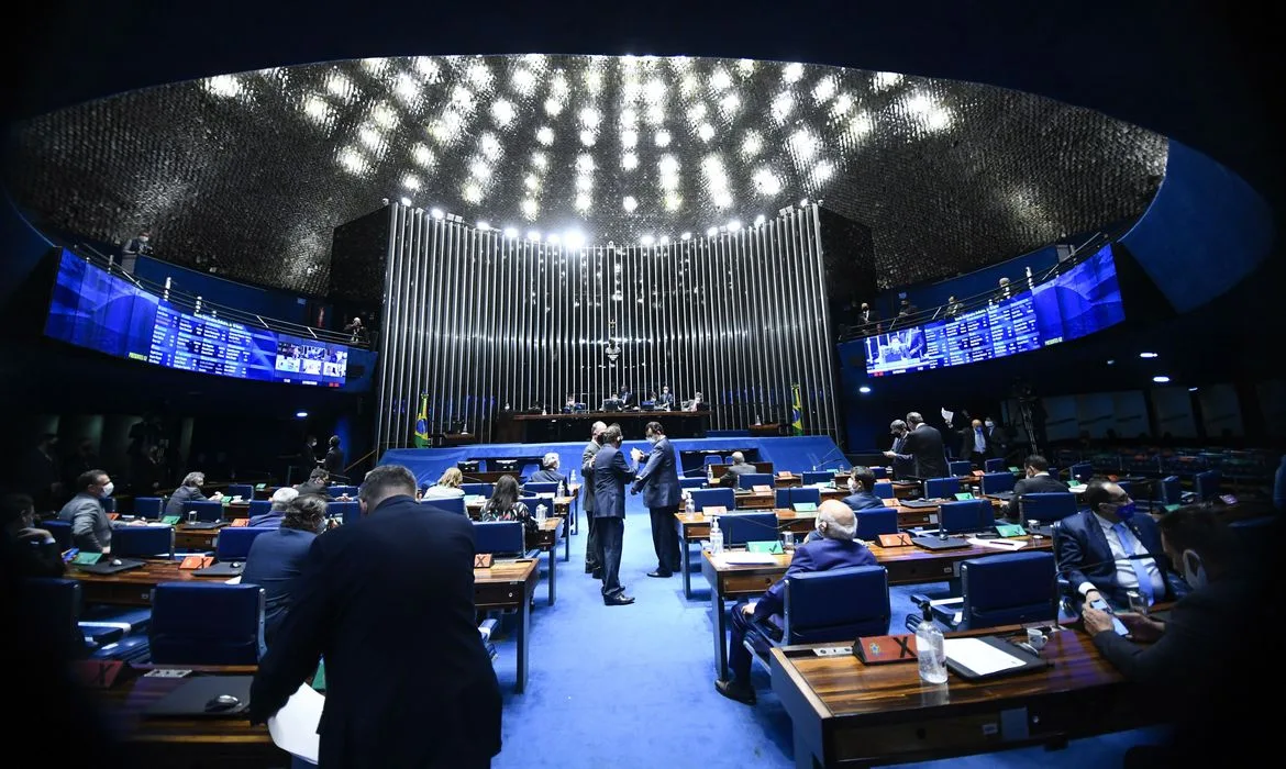 Plenário do Senado Federal durante sessão deliberativa semipresencial. Em sessão semipresencial, senadores analisam a MP 971/2020, que autoriza reajuste de salário para policiais civis e militares e bombeiros militares do Distrito Federal. Também está na pauta o PLV 38/2020, oriundo da MP 974/2020, que prorroga contratos no âmbito do Ministério da Saúde e que atingem […]