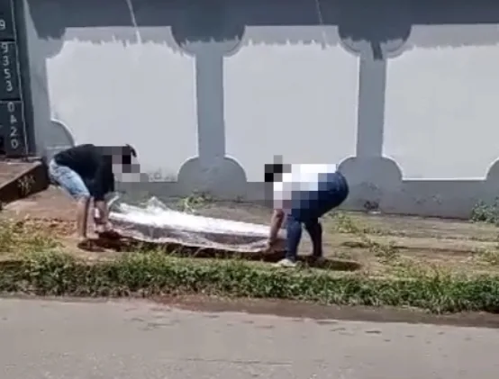 VÍDEO | Moradores resgatam caixão com corpo dentro que caiu de carro funerário