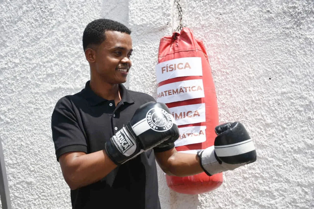 Enem 2022: alunos descontam estresse em saco de boxe em local de prova em Vitória