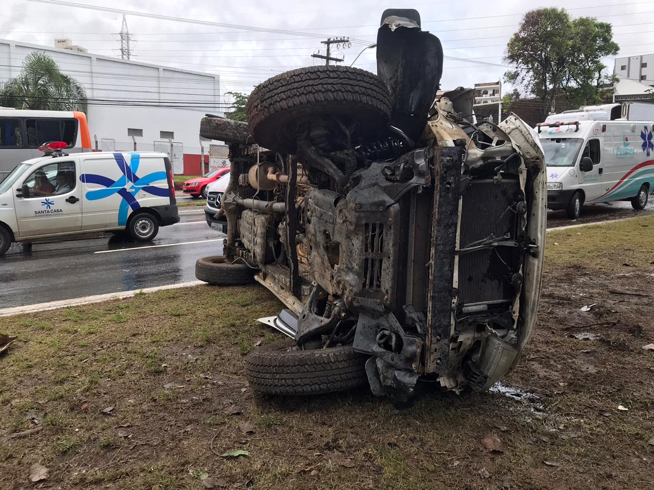 Carro de emissora se envolve em grave acidente na BR 262; ao menos três pessoas ficam feridas