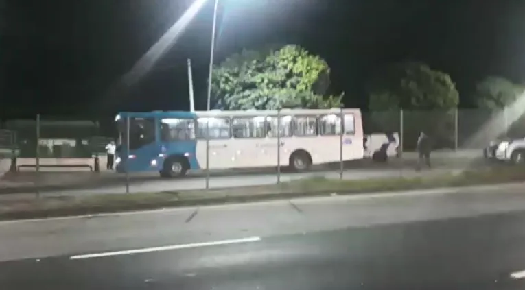 VÍDEO | Homem armado com facão faz reféns em ônibus do Transcol na Serra