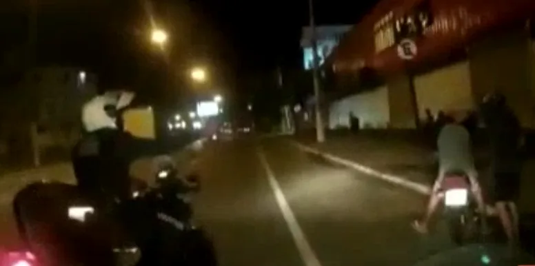 VÍDEO| Após perseguição, dupla é apreendida com moto adulterada