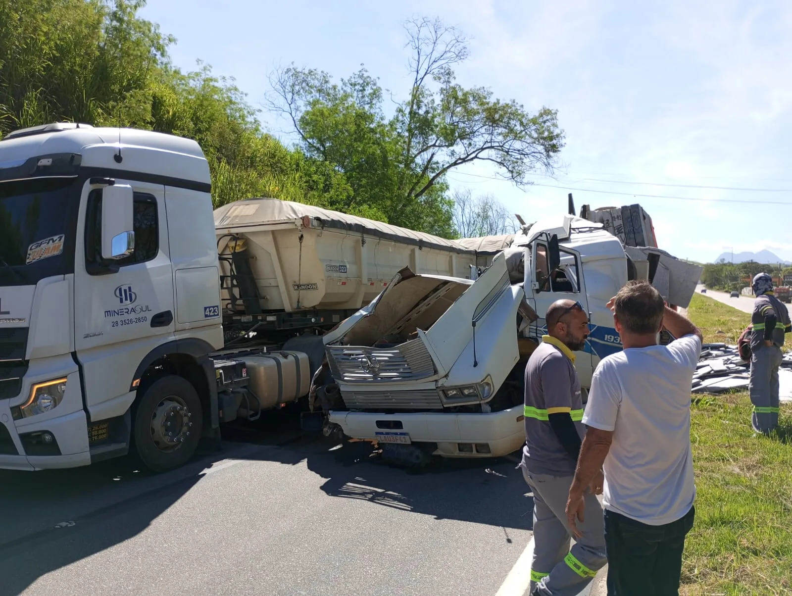 Acidente entre carretas deixa motorista ferido na ES-482 em Cachoeiro