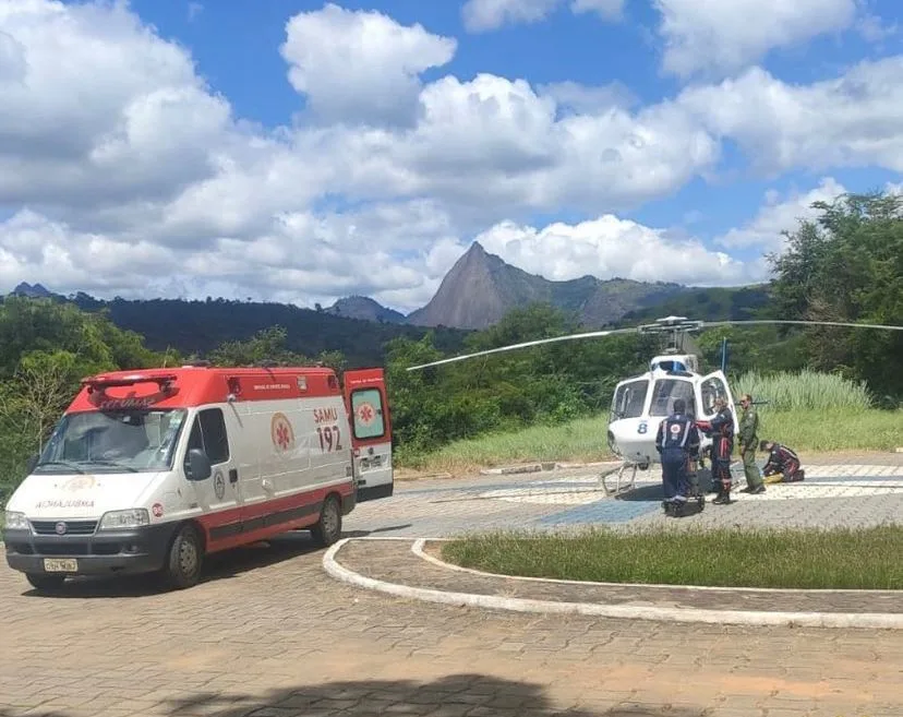 Grave traumatismo: homem é socorrido pelo Notaer após ser atingido por tronco de eucalipto