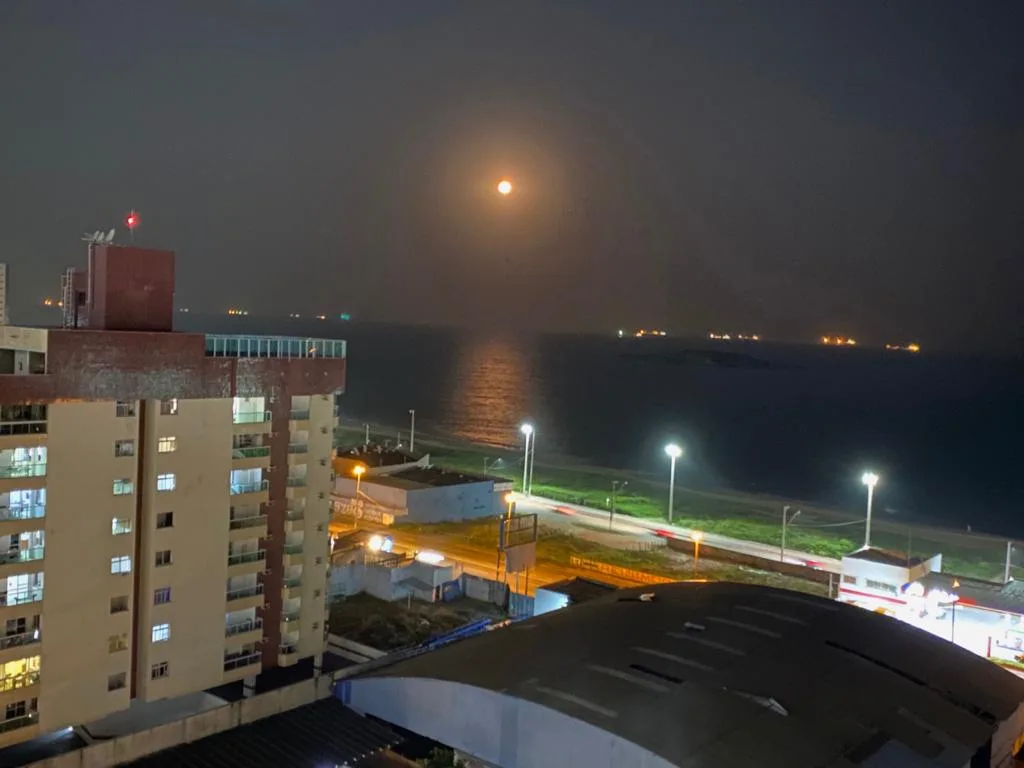 Lua avermelhada chama a atenção de capixabas na noite deste sábado