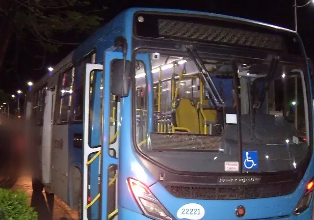 Homem tenta assaltar motorista e cobradora do Transcol com arma de brinquedo e acaba preso na Serra